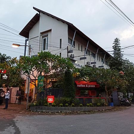 Hotel Roemah 28 Syariah Medan Exterior foto