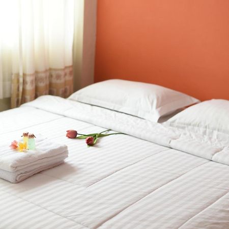 Hotel Roemah 28 Syariah Medan Exterior foto