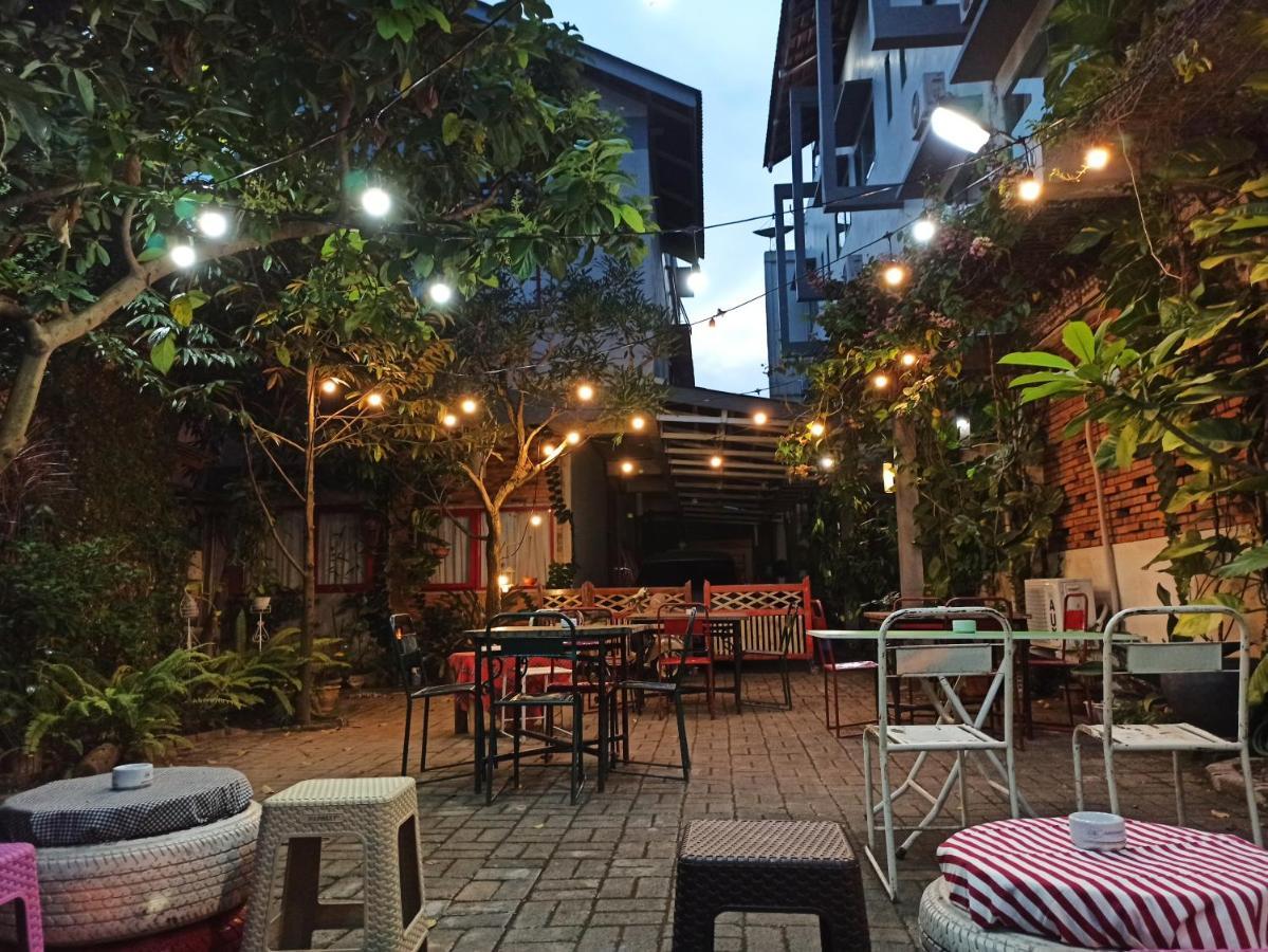 Hotel Roemah 28 Syariah Medan Exterior foto